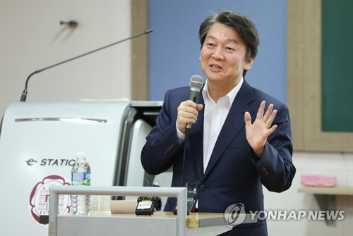 (서울=연합뉴스) 국민의당 안철수 대표가 16일 오후 서울 도봉구 덕성여자대학교를 찾아 '한국정치와 다당제'를 주제로 특강을 하고 있다.  [국민의당 제공=연합뉴스]      photo@yna.co.kr
