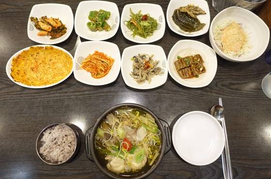 점심 상에는 호박전·양배추샐러드 외에도 반찬 8가지(접시 하나는 두 가지 찬이 들었다)가 나오는데 모두 내용이 실하다. 덤으로 솔치(말린 청어새끼)와 고추장을 내주기도 한다.