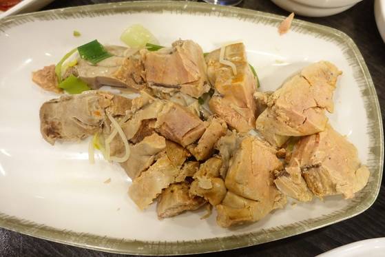 접시에 덜어 노느매기한 아귀 간 한 덩이. 접시 바닥을 덮을 만큼 크다. 보기에도 푸아그라와 큰 차이가 없다.