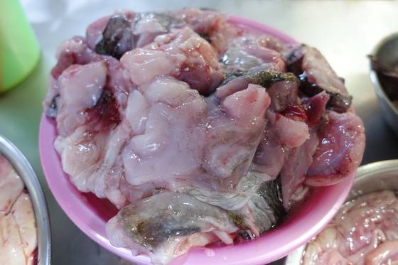 얼음에 재워뒀던 아귀 살. 수육 ‘대’ 한 접시를 만들 만큼 덜어냈다.