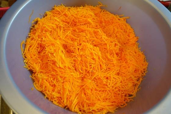 전으로 부치려고 준비해둔 늙은 호박 채의 색이 참 곱다.