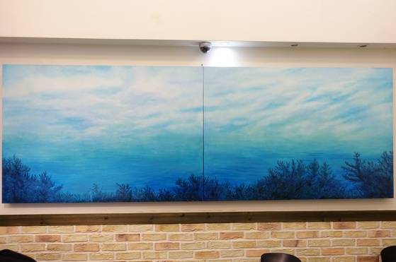 음식점 입구 벽에 걸려있는 300호쯤 돼 보이는 대형 유화. 부산 동래에서 식당을 하던 부모님이 서울로 올라오는 단초를 제공한 딸의 그림이다. 딸은 현재 프랑스에 유학 중이다.