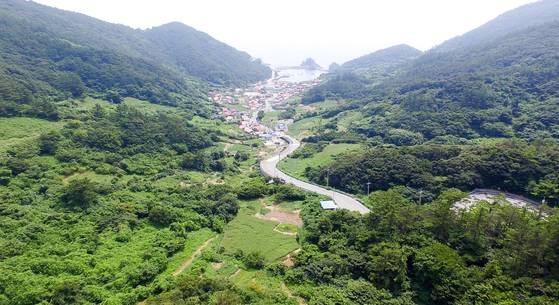 한다령 중턱에서 내려다본 전남 신안군 흑산도 사리. 마을 오른쪽 가장 높은 곳에 정약전이 유배 중 제자들을 가르치고 『자산어보』를 저술한 사촌서당이 있다. 흑산도에서 사람이 사는 가장 남쪽 마을로 흑산항과 반대편에 있다. [중앙포토]