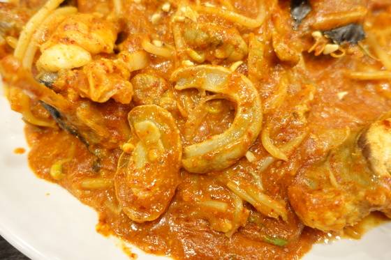 아구찜에 섞여있는 위. 살이 탱글탱글하고 쫄깃하다. 아귀가 싱싱하지 않으면 먹기 어려운 부위다.