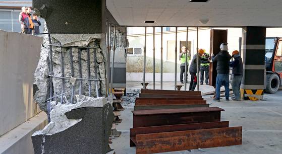 필로티 방식(1층에 기둥이 있고 빈 공간을 주차장 등으로 활용한 건물)으로 지어진 경북 포항시 장성동 다세대주택의 기둥이 지진으로 파손돼 있다. 16일 인부들이 보강공사를 하고 있다. [우상조 기자]