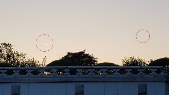 16일 오후 5시20분 경, 청와대 상공에서 촬영된 비행물체의 궤적. 청와대 경호처는 "해당 시간대에 신고된 비행체는 없다"고 밝혔다. 강태화 기자
