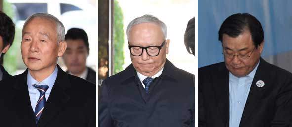 남재준(왼쪽), 이병호(가운데), 이병기(오른쪽) 전 국가정보원장이 16일 서울 서초구 서울중앙지법에서 각각 열린 구속 전 피의자심문(영장실질심사)에 출석하기 위해 법정으로 향하고 있다. 박근혜 정부 당시 국정원장이었던 이들은 국정원의 특수활동비를 청와대에 상납하도록 지시한 혐의를 받는다.이호정 전문기자 hojeong@seoul.co.kr
