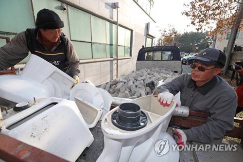 잔해 정리 (포항=연합뉴스) 김도훈 기자 = 17일 오전 포항시 북구 흥해읍 흥해경희요양병원에서 공사관계자들이 지진으로 발생한 잔해 및 리모델링 폐기물을 차로 옮기고 있다. 2017.11.17