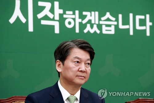 (서울=연합뉴스) 홍해인 기자 = 국민의당 안철수 대표가 17일 오전 국회 본청 당대표실에서 열린 최고위원회의에 참석해 최고위원들의 발언을 들으며 생각에 잠겨 있다. 2017.11.17      hihong@yna.co.kr