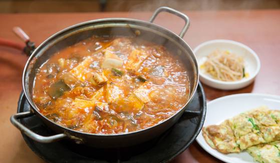 37년째 사람들에게 사랑받는 '광화문집'의 김치찌개. [사진 주영욱]