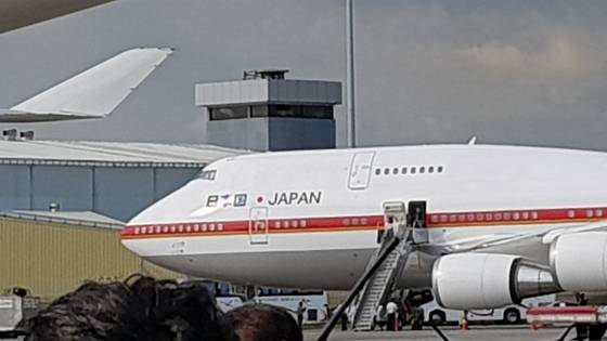 문재인 대통령의 전세기는 순방때마다 태극기와 함께 방문국의 국기를 함께 내건다. 반면, 필리핀 마닐라 공항에서 포착된 아베신조 일본 총리의 전용기 2대에는 모두 국기 게양 등은 없었다. 강태화 기자