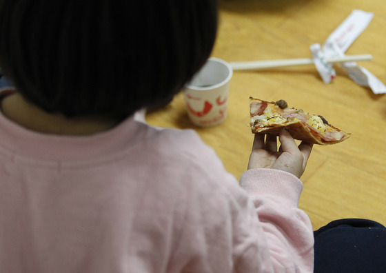 17일 오후 포항항구초등학교에 마련된 대피소에서 단체로 생활하는 선린애육원 어린이들이 인근 교회에서 전달한 피자와 치킨을 간식으로 먹고 있다. 프리랜서 공정식
