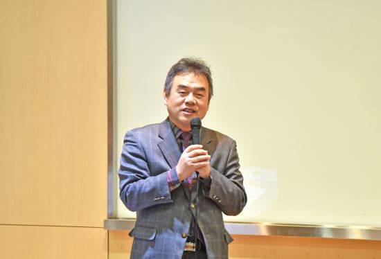 복기대 교수가 지난 14일 인하대에서 열린 러시아 고고학자 초청 국제세미나에서 발언하고 있다. 한국의 중세사학계가 러시아 고고학자들의 발굴성과를 받아들여 고려와 조선의 국경을 러시아 연해주까지  넓혀야 한다는 것이다. 인하대 제공