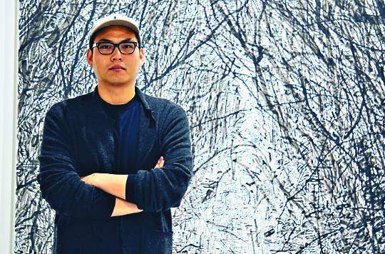 개인전이 열리고 있는 서울 종로구 두산갤러리에서 포즈를 취한 박광수 작가.