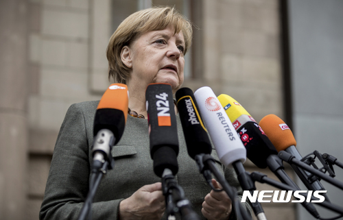 【베를린=AP/뉴시스】앙겔라 메르켈 독일 총리가 16일(현지시간) 베를린에서 기자회견을 하고 있다. 2017.11.17.