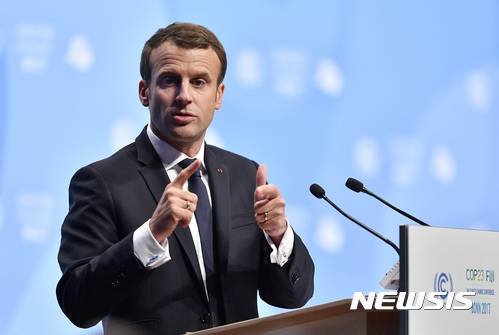 【본(독일)=AP/뉴시스】에마뉘엘 마크롱 프랑스 대통령이 15일 독일 본에서 열린 파리기후변화협약 회의에서 연설하고 있다. 2017.11.16