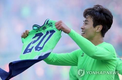 10월 29일 전주월드컵경기장에서 열린 K리그 클래식 전북 현대와 제주 유나이티드의 경기에서 K리그 개인 통산 200골을 성공한 뒤 유니폼 상의를 벗고 세리머니 하는 이동국 모습. [연합뉴스 자료사진]