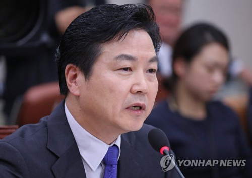 홍종학 '자진 사퇴 의사 없다' (서울=연합뉴스) 김도훈 기자 = 홍종학 중소벤처기업부 장관 후보자가 10일 오전 국회 산업통상자원중소벤처기업위원회에서 열린 인사청문회에서 의원 질의에 답하고 있다.  홍 후보자는 이날 청문회에서 자진 사퇴 의사를 묻는 의원 질의에 "청문회에서 열심히 해명해 신임을 얻도록 하겠다"고 말했다. 2017.11.10  superdoo82@yna.co.kr  (끝)