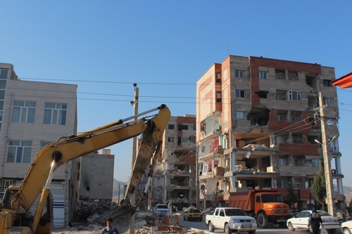 지진으로 무너진 이란 케르만샤의 정부 임대아파트[연합뉴스자료사진]