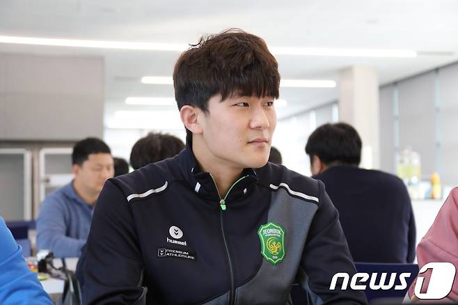 전북 현대 수비수 김민재가 영플레이어상을 수상했다. (전북 현대 제공) © News1