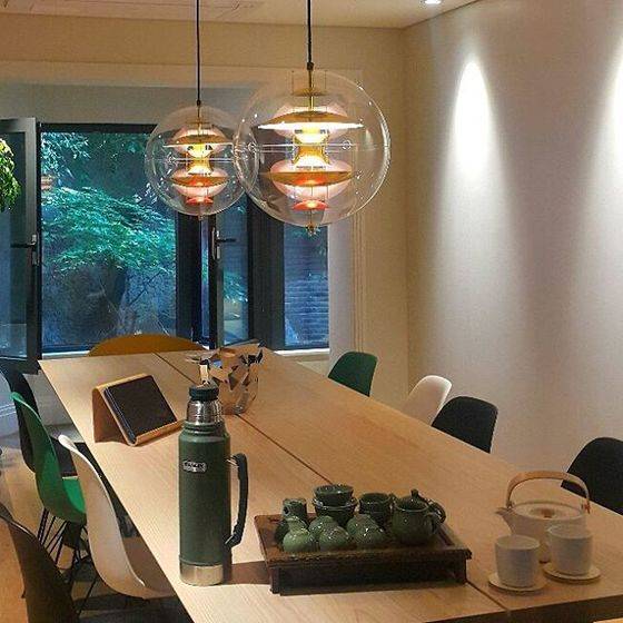 서울 성북동 강향숙씨의 집에 설치된 베르판 VP 글로브 조명. 다이닝 공간을 아름답게 밝힌다. [사진 강향숙씨 인스타그램]