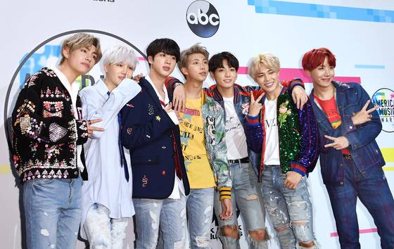 AMA에 참석한 BTS가 포즈를 취하고 있다. [연합뉴스]