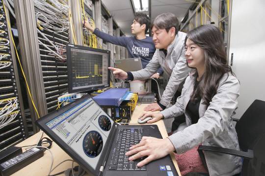 KT 직원들이 우면동 KT 연구소에서 ‘100G-PON’ 기술을 테스트하고 있다./사진제공=KT