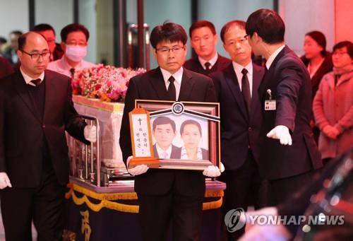 '하늘에서는 안전하시길' (서울=연합뉴스) 김주성 기자 = 세월호 선체조사에서도 끝내 유해를 찾지 못한 미수습자 고 권재근씨와 혁규군 부자의 발인식이 열린 20일 오전 서울 송파구 서울아산병원 장례식장에서 고인들의 옷가지를 담은 관이 운구차로 향하고 있다. 2017.11.20utzza@yna.co.kr(끝)