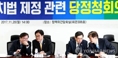 공수처 설치, 논의하는 당정청 (서울=연합뉴스) 홍해인 기자 = 20일 오후 국회 의원회관에서 열린 공직자비리수사처 설치법 제정 관련 당정청회의에서 참석자들이 논의하고 있다.       왼쪽부터 더불어민주당 김태년 정책위의장, 우원식 원내대표, 박상기 법무부 장관, 조국 청와대 민정수석. 2017.11.20      hihong@yna.co.kr