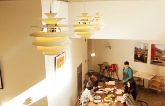 요즘 뜨는 까페에 가면 천장에 매달린 ‘디자인 조명’을 쉽게 발견할 수 있다. 루이스폴센의 스노볼 조명을 단 서울 청담동 ‘앤더슨 C’ 카페. [송현호 인턴기자]