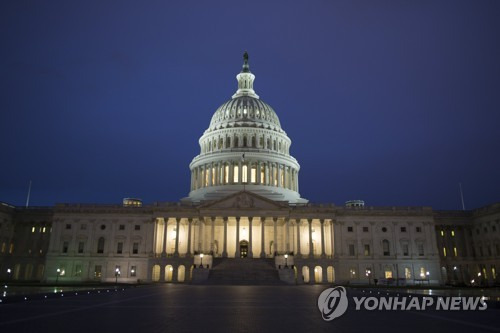 美 의회 건물 epa05894376 The US Capitol Building at dawn in Washington, DC, USA, 07 April 2017. The US Senate has scheduled the confirmation vote for Neil Gorsuch, US President Donald J. Trump's nominee to be an associate justice on the Supreme Court, 07 April.  EPA/MICHAEL REYNOLDS