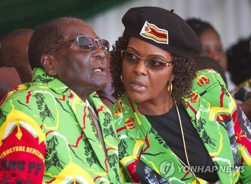무가베 짐바브웨 대통령과 부인 그레이스 여사 [AP=연합뉴스 자료사진]