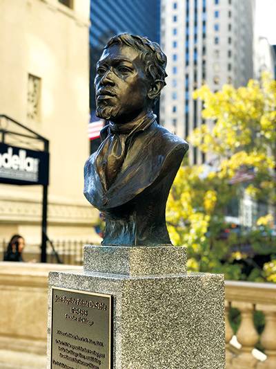 최초의 시카고 시민으로 기록된 두사블 흉상은 두사블 브릿지(미시간 애비뉴 브릿지) 강변에 있다