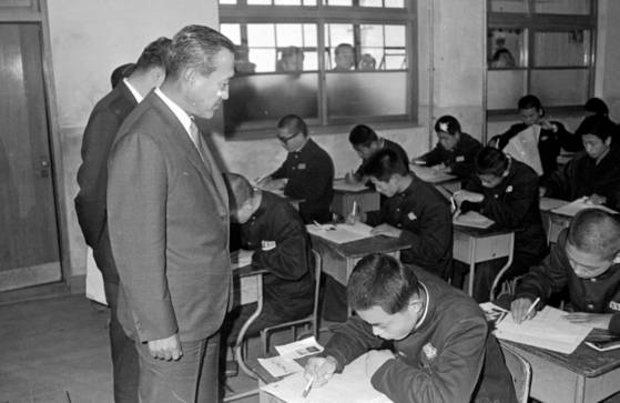 1970년 예비고사 도입 3년째에 시험장을 시찰 중인 정부 고위 관료. [중앙포토]