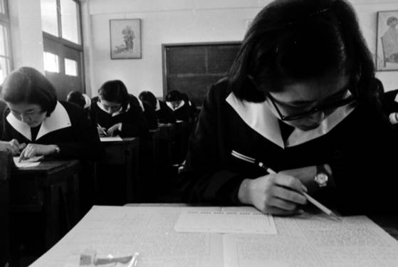 1971년 예비고사를 치르고 있는 여학생들. [중앙포토]