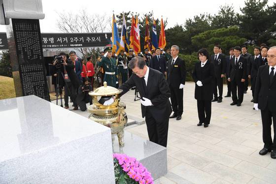 문재인 대통령이 22일 국립서울현충원에서 열린 고 김영삼대통령 서거 2주기 추모식에서 분향 하고 있다. 청와대사진기자단