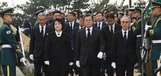 문재인 대통령과 김정숙 여사가 22일 오후 서울 동작동 국립서울현충원에서 열린 고 김영삼 전 대통령 서거 2주기 추도식에 참석 하고 있다. 청와대사진기자단