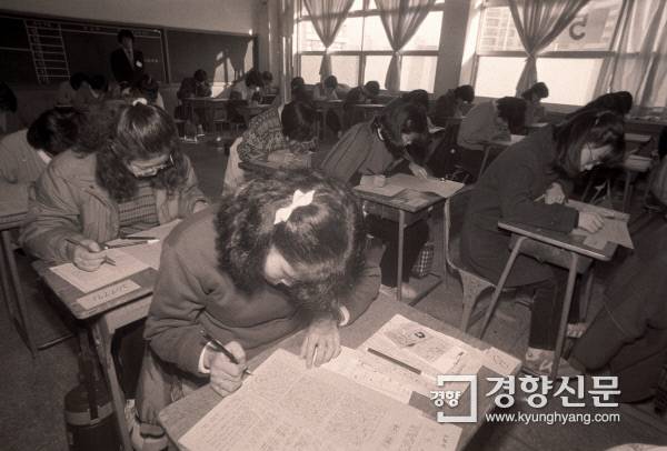 1986년 11월 20일 대학입학 학력고사장 풍경. 경향신문 자료사진