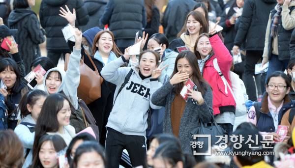 2017학년도 수능시험이 치러진 2016년 11월 17일 서울 종로구 덕성여고에서 시험을 마친 수험생들이 밝은 표정으로 교문을 나서고 있다. 강윤중 기자