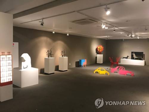 동아대 손현욱 교수 추모 전시회 (부산=연합뉴스) 부산 동아대학교가 올해 5월 석당미술관에서 연 고(故) 손현욱 미술학과 교수 추모전시회 모습. [연합뉴스 자료사진]
