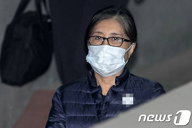 '국정농단' 핵심 인물 최순실 씨가 23일 오전 서울 서초구 서울중앙지방법원에서 열리는 '592억 뇌물' 관련 86회 공판에 출석하고 있다. 2017.11.23/뉴스1 © News1 이승배 기자