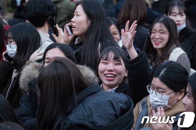 2018학년도 대학수학능력시험일인 23일 오후 경북 포항시 포항여고 대체시험장인 포항이동중학교에서 수능을 마친 수험생들이 시험장을 빠져나오고 있다. 2017.11.23/뉴스1 © News1 유승관 기자