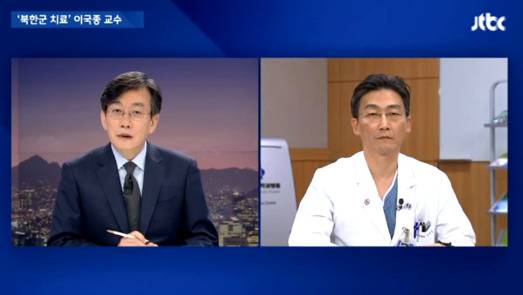 손석희 JTBC 앵커(왼쪽)와 이국종 교수. [사진 JTBC 방송 캡처]