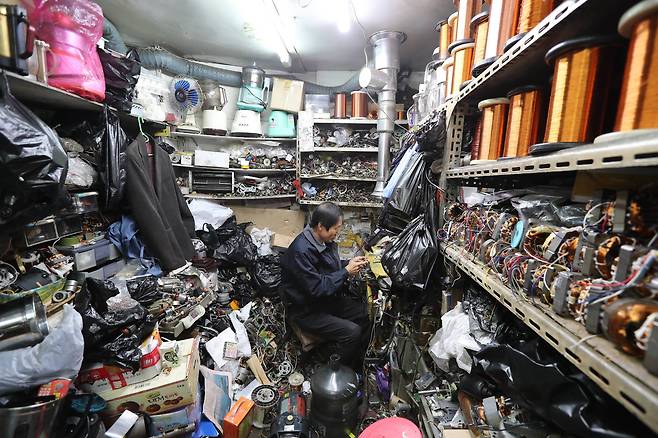 오스타사 운영하는 박희진(66세)씨가 부품과 장비로 가득찬 3평 작업실에서 일하고 있다. 신인섭 기자