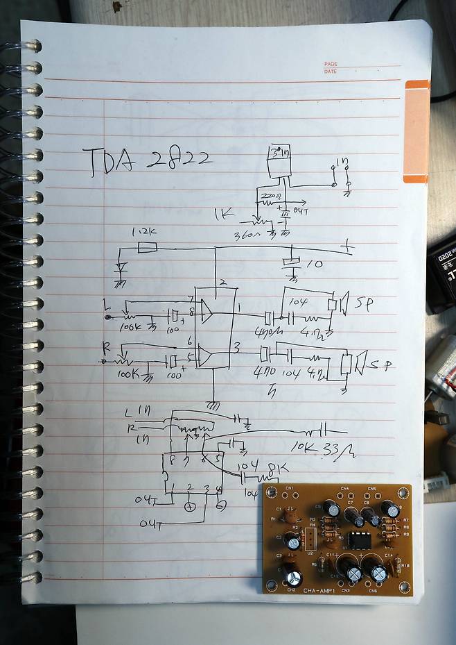 차전자(차산전자) 운영하는 차광수(61)씨가 제작의뢰받은 물건에 들어갈 부품과 기본회로도. 신인섭 기자
