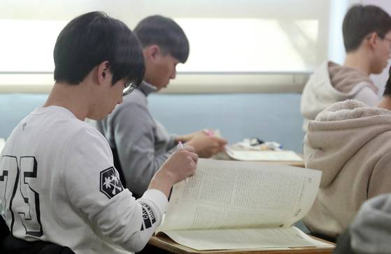 2018학년도 대학수학능력시험일인 23일 오전 광주 광덕고등학교 시험실에서 수험생들이 1교시 국어영역 문제지를 받아들고 있다. [뉴스1]