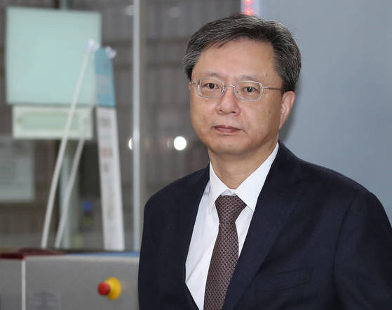 우병우 전 청와대 민정수석이 20일 오전 서초구 서울중앙지법에서 열린 직권남용 및 직무유기 등에 대한 속행 공판에 출석하기 위해 법정으로 향하고 있다. [연합뉴스]