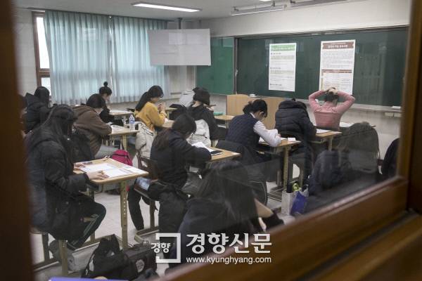 대학수학능력시험일인 23일 아침 경북 포항시 남구 포항이동고등학교에 설치된 시험실에서 수험생들이 자리에 앉아 대기하고 있다. 이준헌 기자