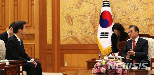 【서울=뉴시스】전진환 기자 = 문재인 대통령이 23일 오전 청와대 접견실에서 야마구치 나쓰오 일본 공명당 대표를 접견하고 있다. 2017.11.23.   amin2@newsis.com  <저작권자ⓒ 공감언론 뉴시스통신사. 무단전재-재배포 금지.>