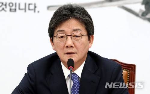 【서울=뉴시스】이영환 기자 = 23일 오전 서울 여의도 국회 바른정당 회의실에서 열린 최고위원-국회의원 연석회의에 참석한 유승민 대표가 발언하고 있다.유승민 대표는 "매년 연평도 포격 도발 추모식에 참석했는데 오늘은 불가피하게 추모식에 참석하지 못하게 됐다" 며 "희생된 군인장병과 민간인을 위해 묵념을 올리고 회의를 시작하겠다"고 밝혔다.또한 "세월호 유골 은폐사건과 관련해 문재인 대통령이 직접 국민앞에 나서서 책임지고 반성하는 모습과 재발방지 대책을 밝혀야 한다"고 전했다. 2017.11.23.  20hwan@newsis.com